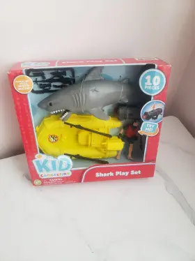 Kid Connection 827529495564 Shark 10 Pieces Play Set Boat Action Figure Spotlight With Light And Sound New