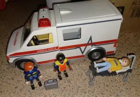 5952 Playmobil 008789041357 Working Rescue Ambulance With Figures And Accessories Batts Included