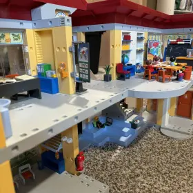 4324 Playmobil 008789048646 #4324 Elementary School Set Working Bell Rings Mostly Complete