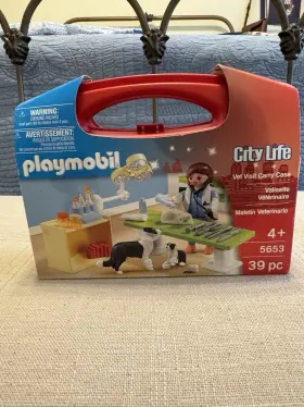 Playmobil 008789056535 City Life # 5653 Vet Visit Red Carry Case 39 Pc Set New