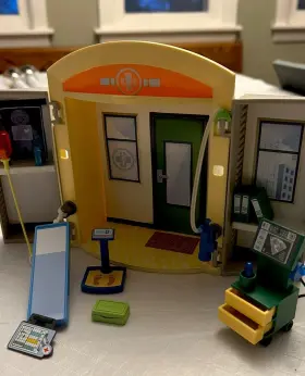 Playmobil 008789091109 City Life Hospital Play Box 9110 Toy Set Retired 2016 Rare Incomplete