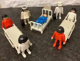 1802-50 Playmobil Vintage Medical Hospital Bed Gurneys Doctors Nurses Figures 16 Pcs