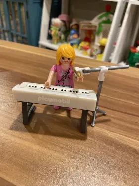 9095 Playmobil Special Plus Girl Singer With Keyboard Toy Set Dated 1992