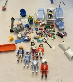Ger445 Playmobil Surgical Hospital Lot Accessories 7 Figures Misc Beds Equipment Doctor
